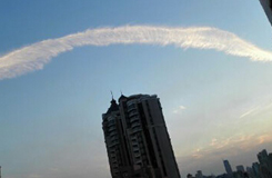 上海天空出現一條“網紅”云 網友曬照感嘆