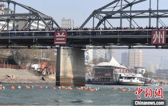 圖為活動現場冬泳愛好者表演“漂游”。　楊艷敏 攝