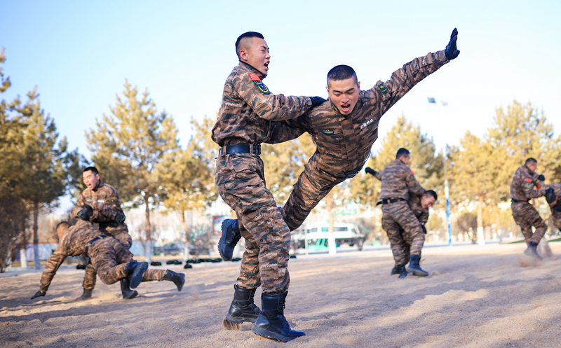甘肅武警冬訓:士氣如虹“戰”味濃（組圖）