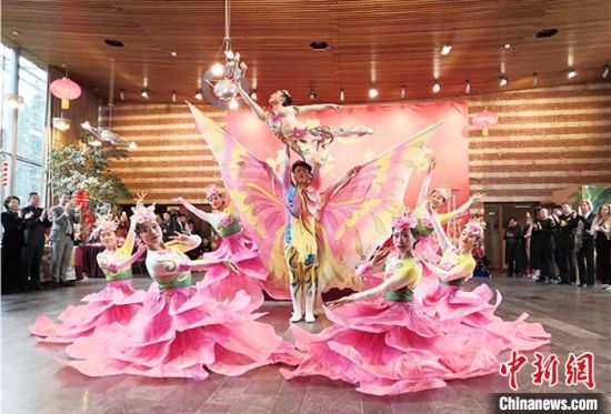 圖為雜技演員通過精湛的技藝贏得了滿堂喝彩。　甘肅省文化和旅游廳網站 攝