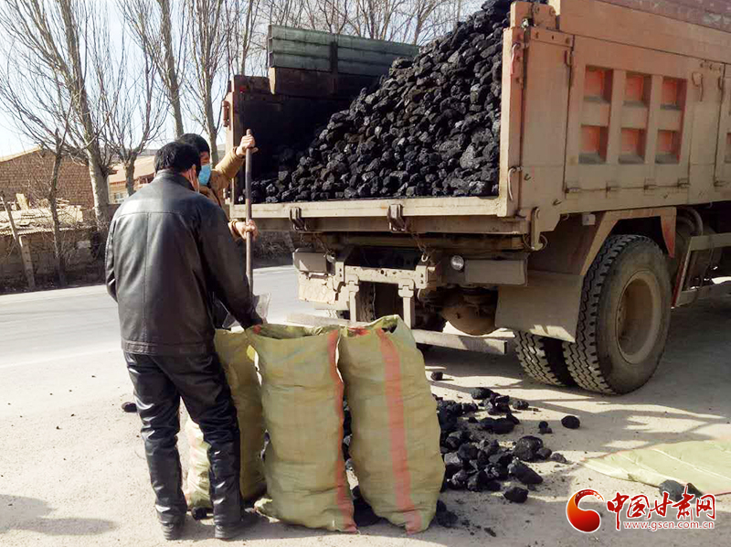 【甘肅全民戰“疫”】雪中送炭！會寧一企業為基層防控點捐贈10噸愛心煤（圖）