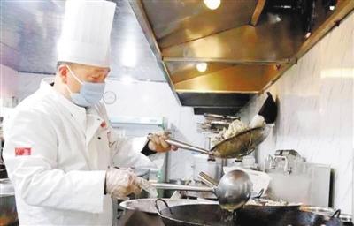 慶陽西峰一飯店老板關門“營業” 每天做好“愛心餐”送到防控監測點