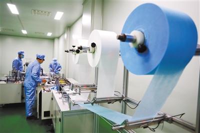 張掖首條醫(yī)用口罩生產(chǎn)線投產(chǎn)運(yùn)行（圖）