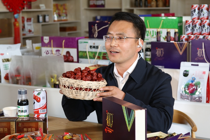 “縣長直播天團”唱響“甘貨春之聲”，售出近30種甘貨1萬余件 開進直播間的網絡扶貧博覽會，受百萬網友點贊 