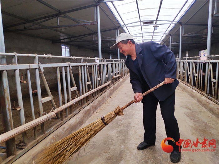 【甘肅省決戰(zhàn)決勝脫貧攻堅(jiān)】脫貧戶李明堂：脫貧也光榮 幸?？侩p手