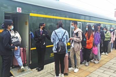 點對點復(fù)學專列從隴南開出