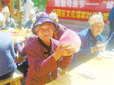 母親節，白銀“花村”擺了一場“敬老宴”