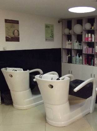 蘭州市區(qū)兩級(jí)衛(wèi)生監(jiān)督機(jī)構(gòu)聯(lián)合整治美容美發(fā)場所