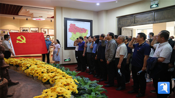 6月30日上午，慶陽市紀委監委機關黨委組織全體黨員干部赴市博物館開展“迎七一·紀念建黨99周年”主題黨日活動。拍攝：葛歡_副本.jpg