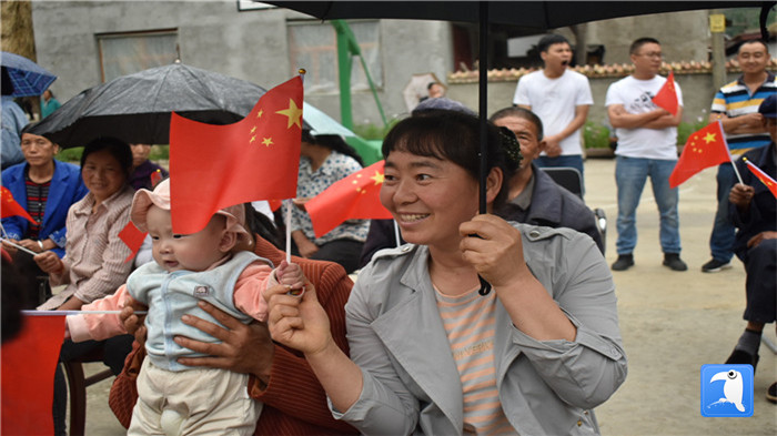 隴南市紀委監委黨員干部與宕昌縣官亭鎮杜家村群眾一起慶祝黨的生日。_副本.jpg