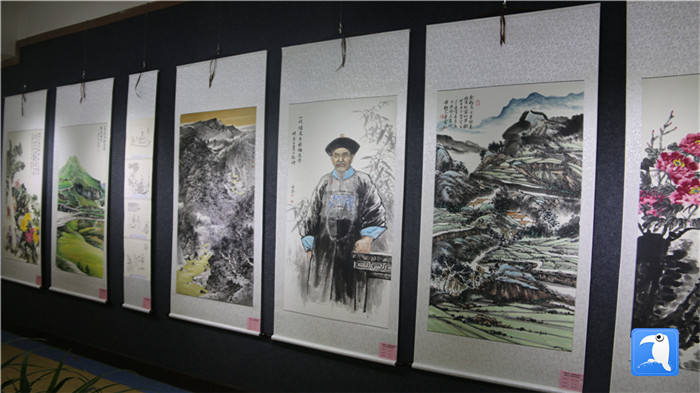 7月1日上午，定西市通渭縣紀委監委舉辦“襄郡清風·喜迎建黨99周年”廉政文化書畫展， 共同為黨的生日獻禮。_副本.jpg