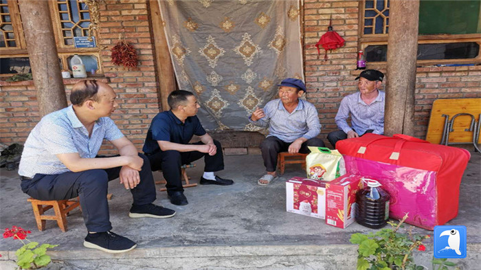 在建黨99周年來臨之際，隴南市禮縣紀委監委在中壩鎮、三峪鄉開展“七一”慰問老黨員、困難黨員活動，為他們送去組織的關懷和節日的問候。_副本.jpg
