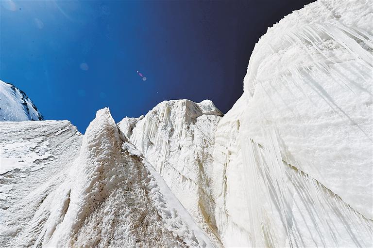 酒泉：透明夢柯冰川勇敢地來一趟“冰鎮”之旅