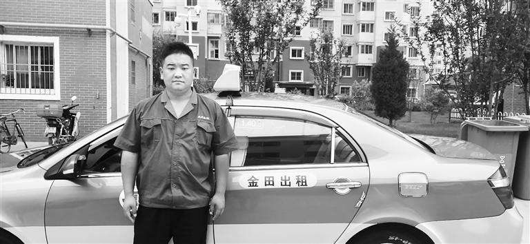 蘭州好的哥逆行闖紅燈 爭分奪秒送昏迷幼童就醫