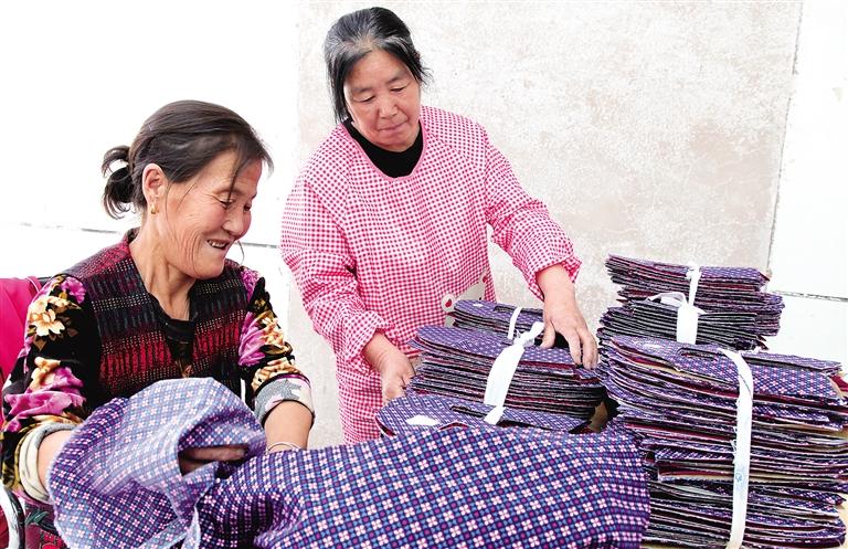 日產700雙 雙雙有市場——臨夏縣先鋒鄉盧馬村小布鞋扶貧車間見聞