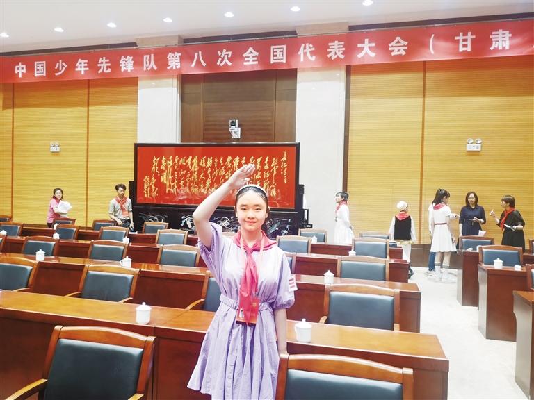 代表蘭州少先隊員參加全國少代會——這個小姑娘，攢勁！