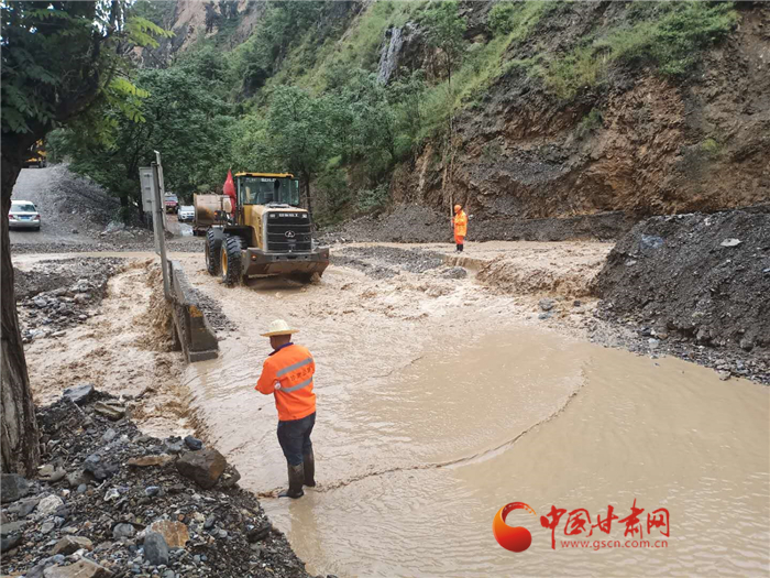 隴南文縣又遭強降雨襲擊 通過災區主干道已被打通