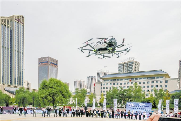 超酷、超刺激！智能駕駛飛行器在蘭載人試飛