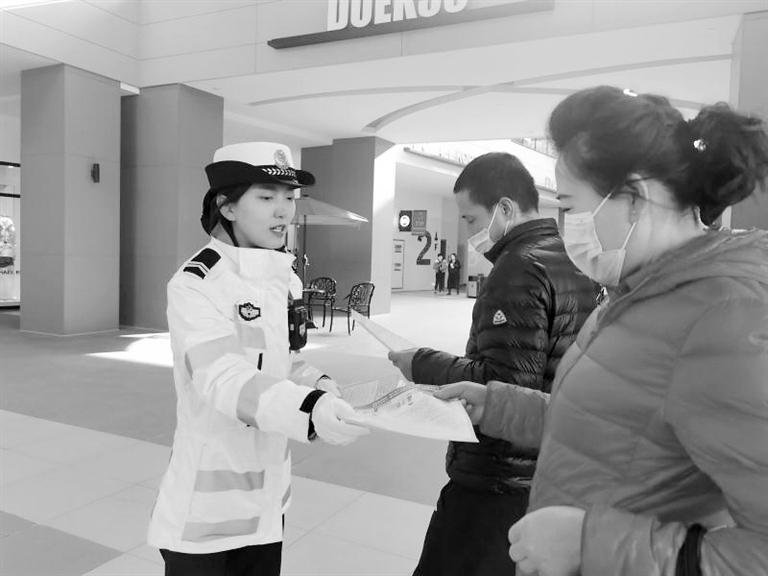 交警支隊河北大隊執勤民警深入轄區開展“一盔一帶”宣傳活動