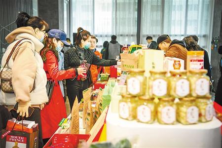 今天，在這里聽(tīng)榆中的脫貧故事 ——榆中縣“脫貧攻堅(jiān)宣傳周”發(fā)布活動(dòng)暨脫貧攻堅(jiān)主題成就展啟動(dòng)側(cè)記