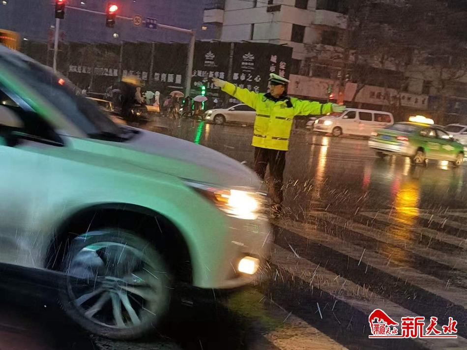 風雪襲來，天水最美“警色”在路上！