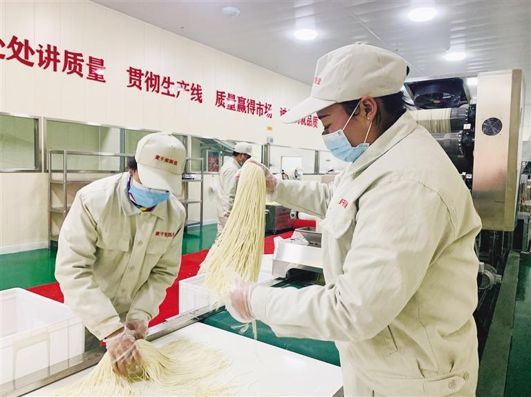 蘭州市規(guī)模化“面條加工項目”投入運營 將配送到市區(qū)280多家直營店