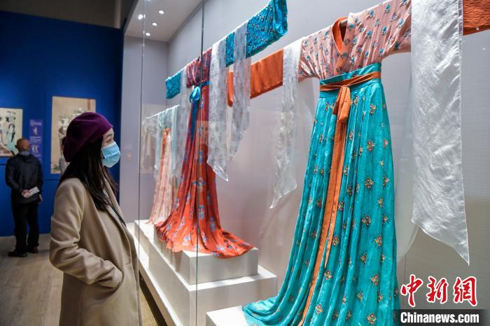 觀眾在參觀唐代服飾。 駱云飛 攝 觀眾在參觀唐代服飾。 駱云飛 攝