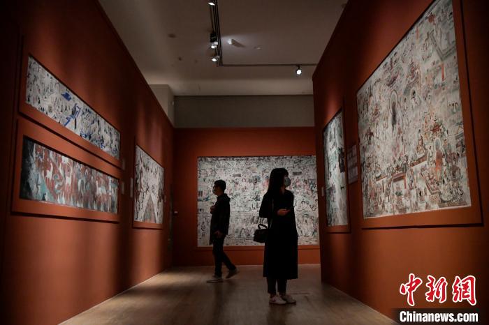 圖為觀眾在參觀展覽 駱云飛 攝 圖為觀眾在參觀展覽 駱云飛 攝