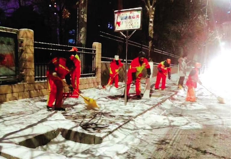 蘭州西固區環衛部門連夜加班清理積雪