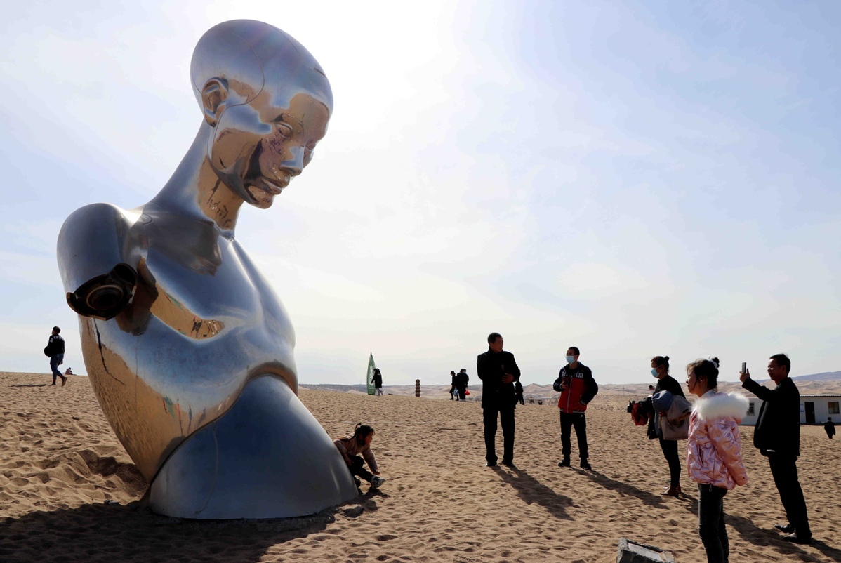 甘肅民勤“新年俗”沙漠里賞雕塑 盛迎四海賓朋見證生態成效