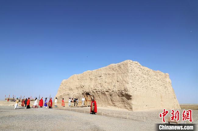 數十位身著古裝的女性通過體驗賞漢舞、習漢禮、吟誦詩詞等中華傳統(tǒng)文化，再現(xiàn)古絲綢之路的繁華盛景。　王菁 攝