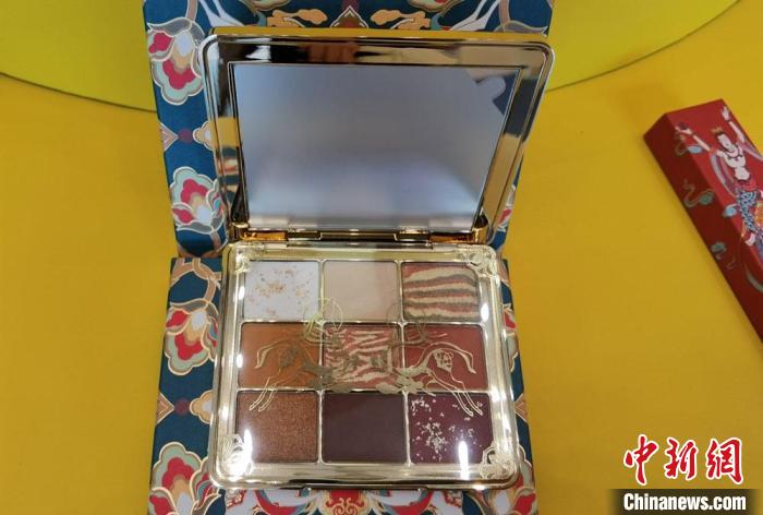 圖為取材壁畫色彩的敦煌美妝。　丁思 攝