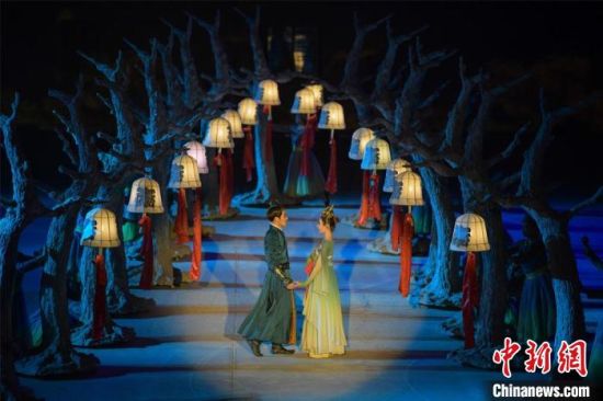 圖為全新升級《敦煌盛典》，新增戰馬、燈籠矩陣，以及最新聲、光、電硬件設施。　王斌銀 攝