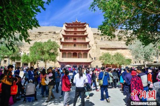 中國農歷四月初八，敦煌民眾傳承歷史習俗，前往莫高窟燒香禮佛、祈福。(資料圖) 王斌銀 攝