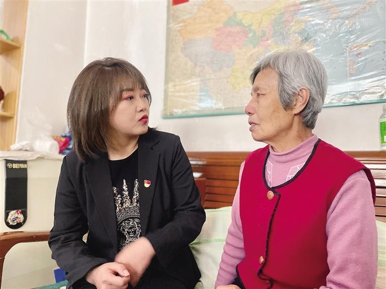 敦煌路街道任家莊街東社區(qū)黨委書記、居委會(huì)主任譚莉：我們必須成為老百姓?qǐng)?jiān)強(qiáng)的后盾