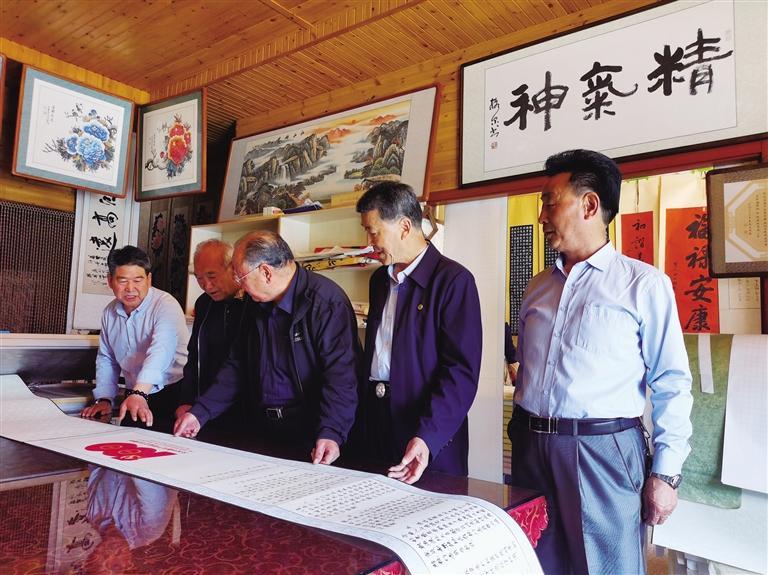 紅古區一干部249米長卷書寫百年黨章 獻禮建黨100周年