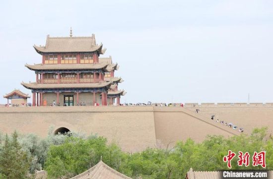 歷經(jīng)數(shù)十載保護(hù)修繕的古老關(guān)城得以延年益壽，成為了海內(nèi)外游客“絲路游”的必經(jīng)打卡地。　高展 攝