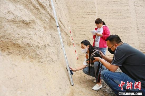 科技保護(hù)讓長城價值的真實(shí)性和完整性得到有效延續(xù)和傳承。圖為文物工作者正在測量關(guān)城的相關(guān)數(shù)據(jù)。　高展 攝