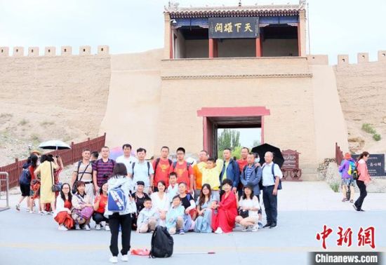 歷經(jīng)數(shù)十載保護(hù)修繕的古老關(guān)城得以延年益壽，成為了海內(nèi)外游客“絲路游”的必經(jīng)打卡地。　高展 攝