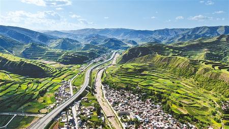 隴南宕昌縣阿塢鎮特色民居與藍天白云綠水青山交相輝映