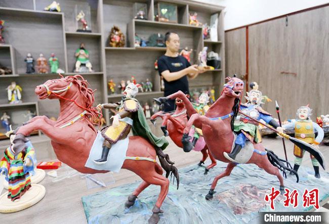 安秋平是成州面塑第五代傳承人，也是當地唯一堅守面塑制作的人。　高展 攝