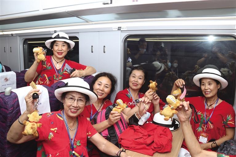 首趟秋季“環西部火車游”旅游專列開行 300余名游客從蘭州西站出發開啟探訪絲路文化開心之旅