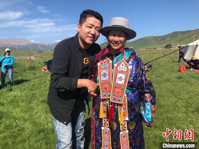 圖為拍攝紀錄片《西茂的婚禮》期間，張輝剛(左)與裕固族老人合影留念。(資料圖) 張輝剛供圖