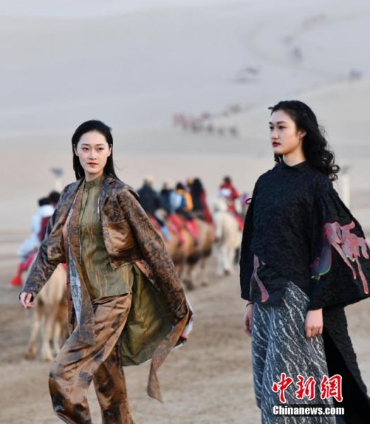 圖為敦煌服裝秀展示。 殷春永 攝