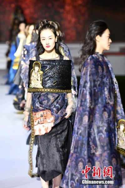 圖為敦煌服裝秀展示。 殷春永 攝