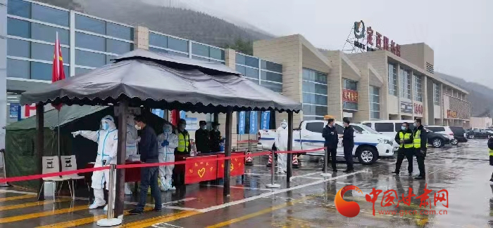 【甘快看】甘肅高速設(shè)置流動(dòng)核酸檢測(cè)點(diǎn)為貨車(chē)司機(jī)免費(fèi)提供核酸檢測(cè)