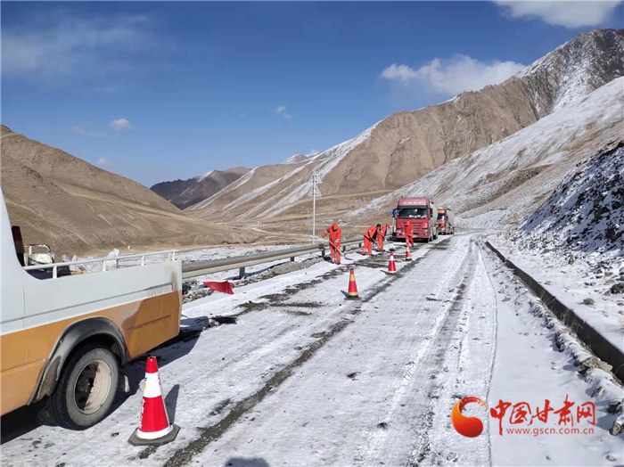 風雪天路有溫暖 嘉峪關公路事業發展中心緊急救援高寒山區被困車輛