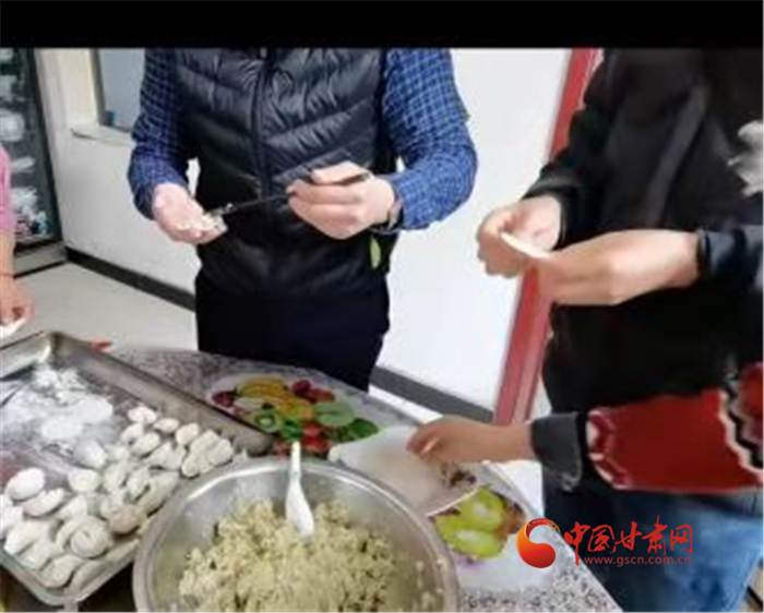 【甘快看】蘭州市榆中縣：鄉鎮干部沖在抗疫一線 后勤保障讓大家吃飽吃好