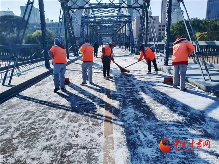 【甘快看】蘭州市環衛部門出動8700余人鏟冰除雪 清掃樹葉冰雪1027噸