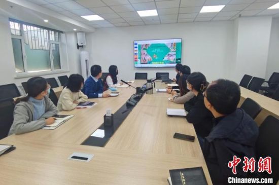 圖為甘肅教育出版社《寫給青少年的敦煌故事》叢書項目組，探討圖書封面設(shè)計。　閆姣 攝